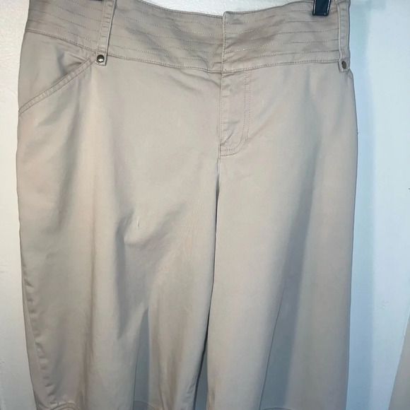 Venezia 16, tan flared Bermuda shorts. cuffed hem w/ belt zipper hook ,button - Picture 9 of 9